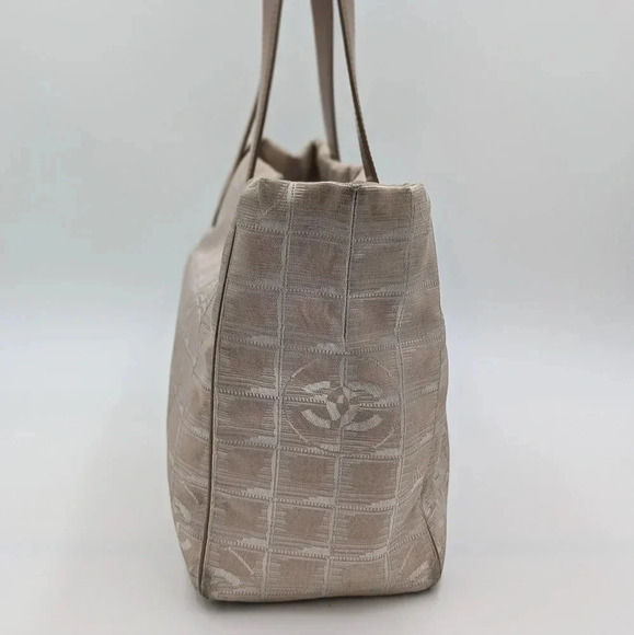 Authentic CHANEL Small Travel Ligne tote - Picture 3 of 12